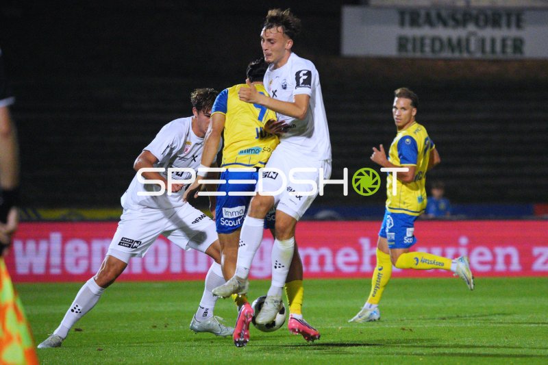 Christoph Monschein (#7; First Vienna FC) im Zweikampf gegen SKU Amstetten