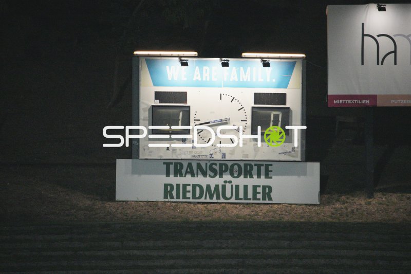 Anzeigetafel im Hohe-Warte-Stadion zeigt Spielstand 1:0