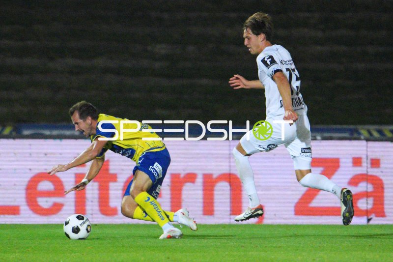 Zweikampf zwischen First Vienna FC und SKU Amstetten im Hohe-Warte-Stadion