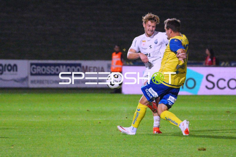 Zweikampf zwischen SKU Amstetten und First Vienna FC im Hohe-Warte-Stadion
