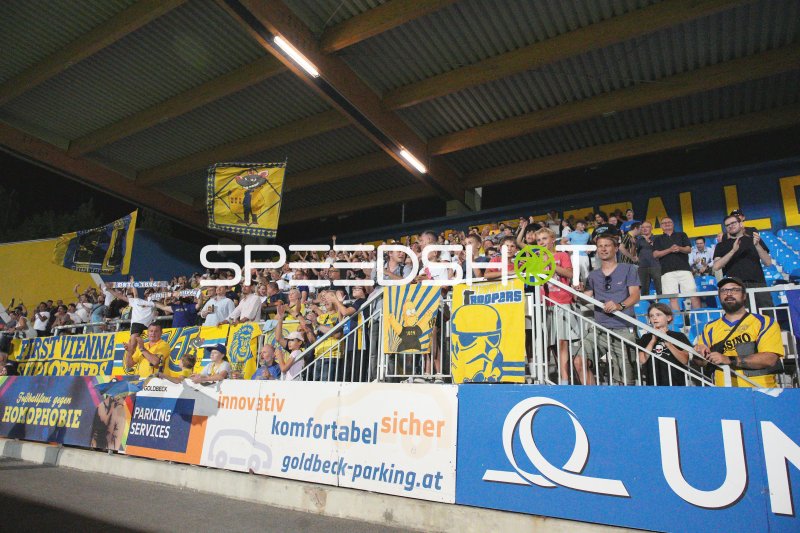 First Vienna FC Fans feiern im Hohe-Warte-Stadion Wien