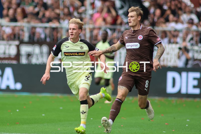 Mika Haas (#22; 1. FC Kaiserslautern) im Zweikampf mit Eric Smith (#8; FC St. Pauli)