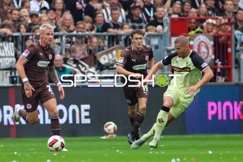 Louis Oppie und Jan Elvedi (#33; 1. FC Kaiserslautern) im Zweikampf am Millerntor