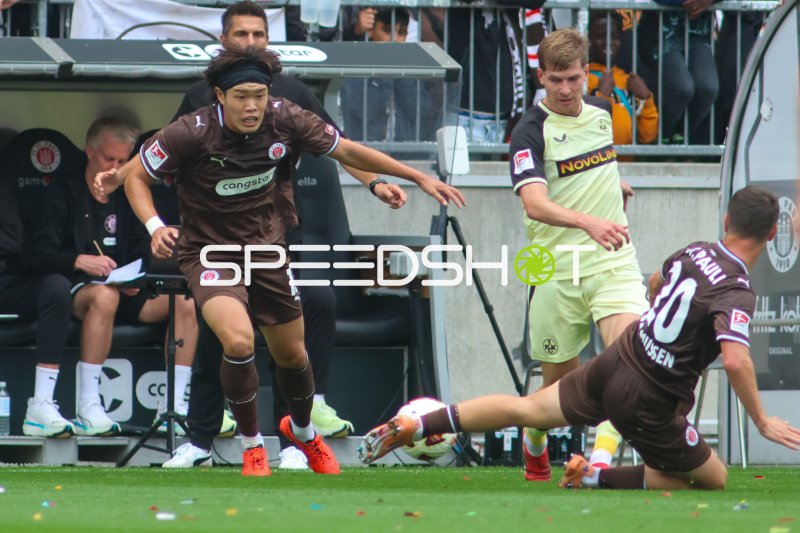 Tomoya Ando (FC St. Pauli) im Zweikampf gegen Paul Joly (#26; 1. FC Kaiserslautern)