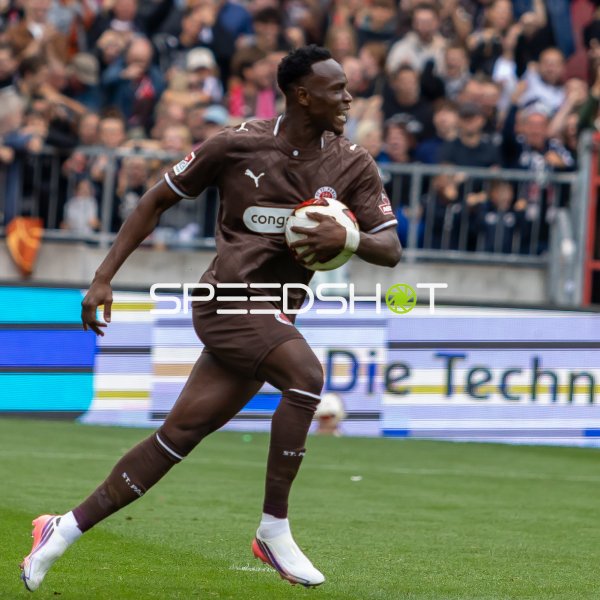 FC St. Pauli Spieler läuft mit Ball im Millerntor-Stadion