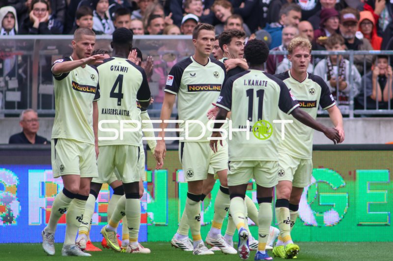 Ibrahim Kanaté (#11; 1. FC Kaiserslautern) und Teamkollegen bejubeln Treffer