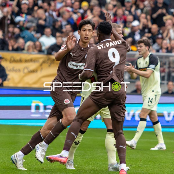 Taichi Hara und Abdoulie Ceesay (#9; FC St. Pauli) bejubeln Tor im Millerntor-Stadion