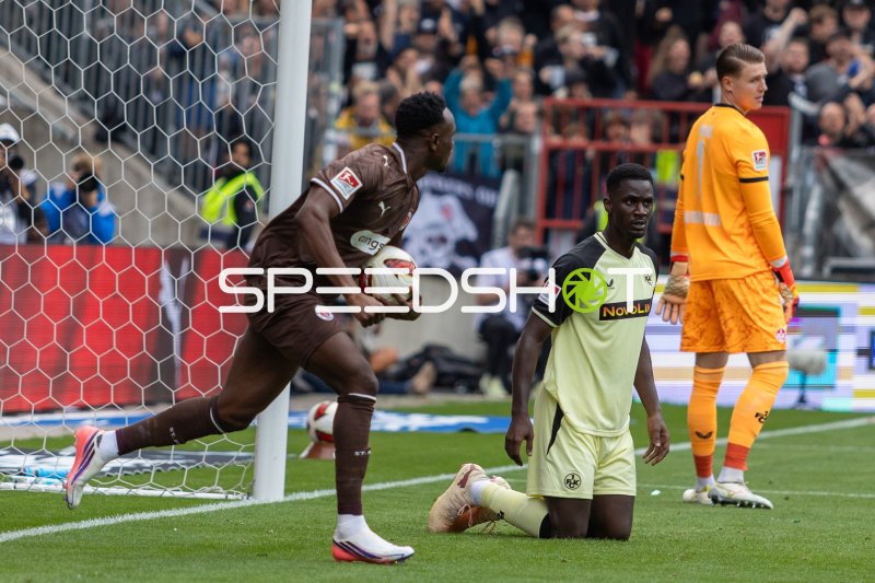 Maxwell Gyamfi (#4; 1. FC Kaiserslautern) und Julian Krahl (#1; 1. FC Kaiserslautern) nach Gegentor