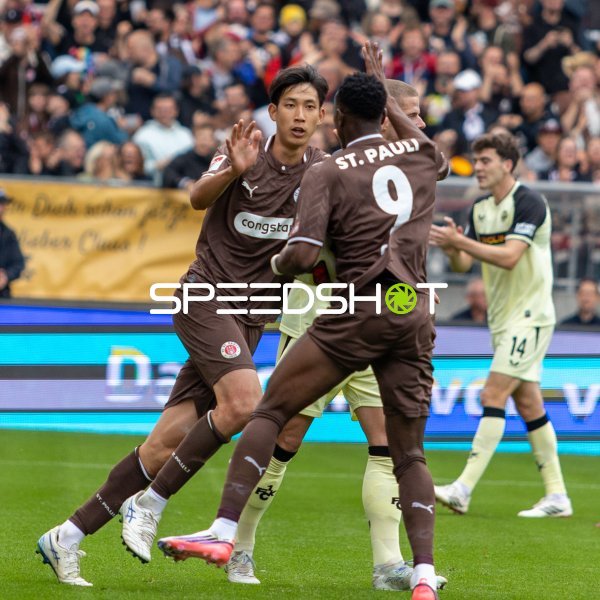 Taichi Hara und Abdoulie Ceesay (#9; FC St. Pauli) beim Torjubel im Millerntor