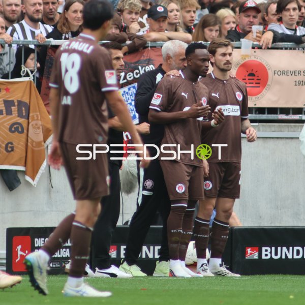 Marcel Rapp gibt Abdoulie Ceesay Anweisungen an der Seitenlinie