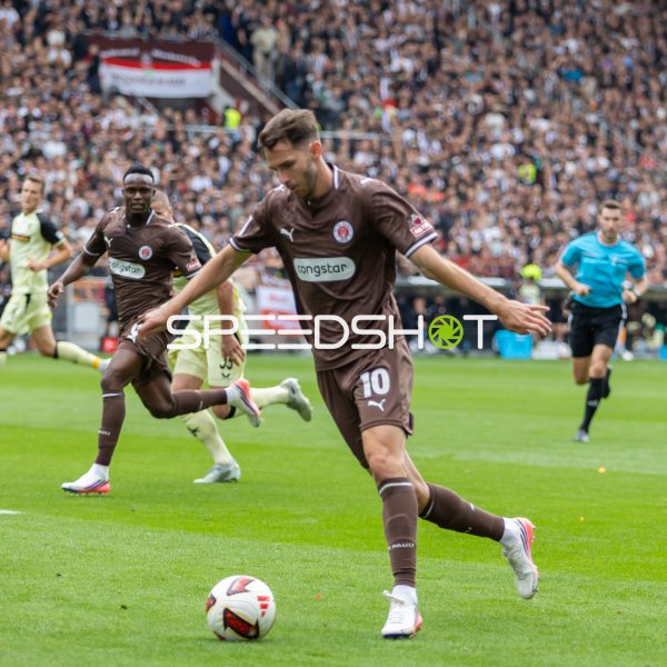 Branimir Hrgota (#10; FC St. Pauli) am Ball im Millerntor-Stadion