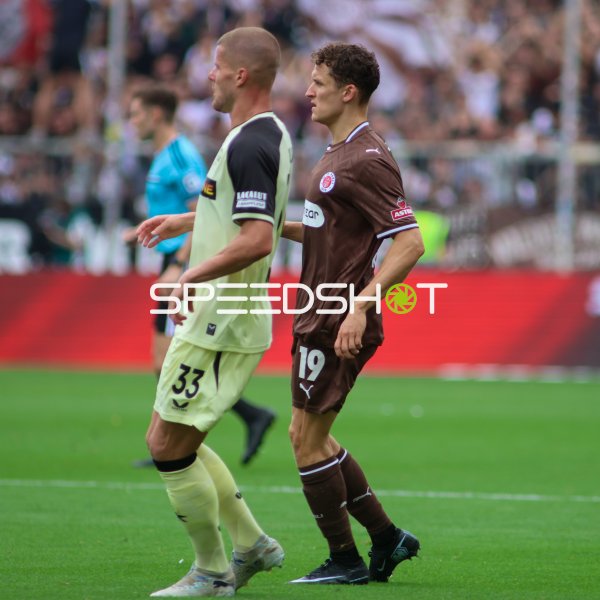 Martijn Kaars (#19; FC St. Pauli) und Jan Elvedi (#33; 1. FC Kaiserslautern) im Duell