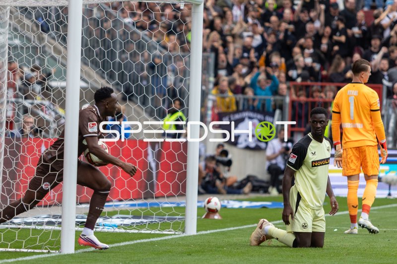 Maxwell Gyamfi (#4; 1. FC Kaiserslautern) am Boden nach Gegentor