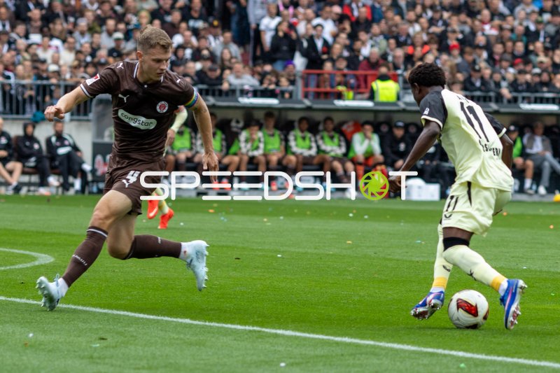 Zweikampf im Millerntor: FC St. Pauli gegen 1. FC Kaiserslautern
