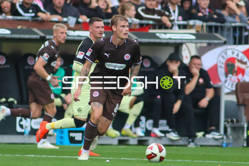 Eric Smith (#8; FC St. Pauli) mit Ball vor Marlon Ritter (#7; 1. FC Kaiserslautern)