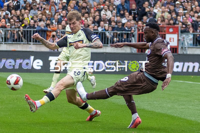 Paul Joly (#26; 1. FC Kaiserslautern) im Zweikampf mit Abdoulie Ceesay (#9; FC St. Pauli)