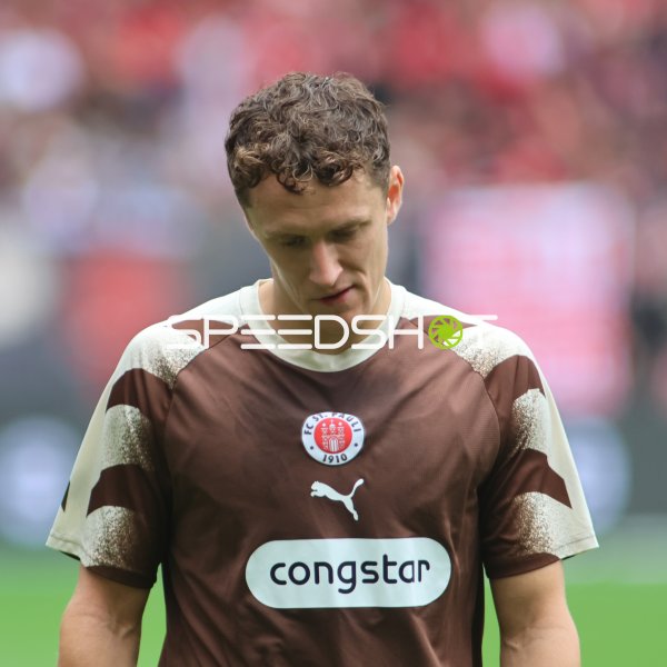 Martijn Kaars (FC St. Pauli) nachdenklich am Millerntor
