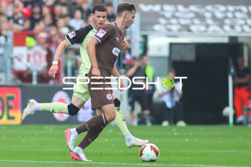 Erencan Yardımcı (1. FC Kaiserslautern) im Zweikampf beim FC St. Pauli