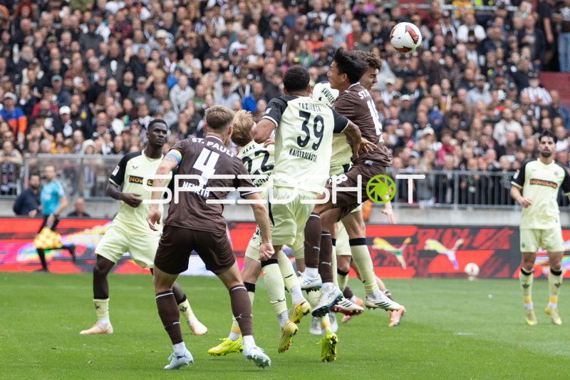 Kopfballduell zwischen FC St. Pauli und 1. FC Kaiserslautern im Millerntor-Stadion