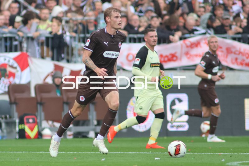 Marlon Ritter (#7; 1. FC Kaiserslautern) im Laufduell mit Eric Smith (#8; FC St. Pauli) beim Millerntor