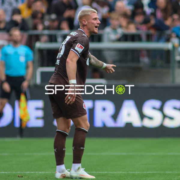 Louis Oppie (FC St. Pauli) reklamiert emotional im Millerntor-Stadion