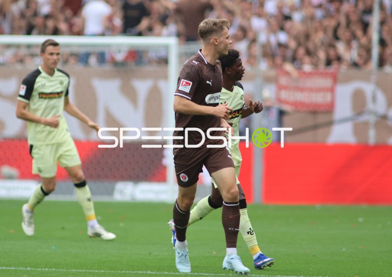 Zweikampf zwischen FC St. Pauli und 1. FC Kaiserslautern im Millerntor-Stadion