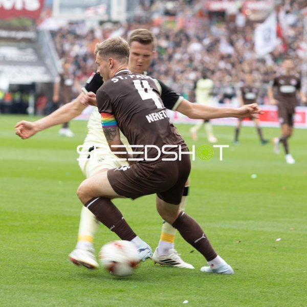 David Nemeth (#4; FC St. Pauli) im Zweikampf am Millerntor