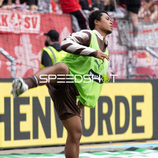 Joel Chima Fujita (#16; FC St. Pauli) beim Aufwärmen im Millerntor-Stadion