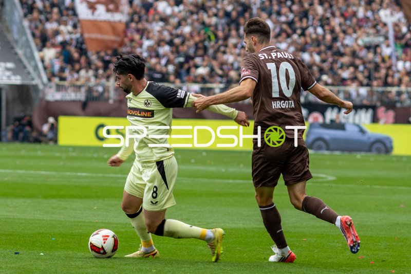 Semih Şahin (#8; 1. FC Kaiserslautern) im Zweikampf mit Branimir Hrgota (#10; FC St. Pauli)