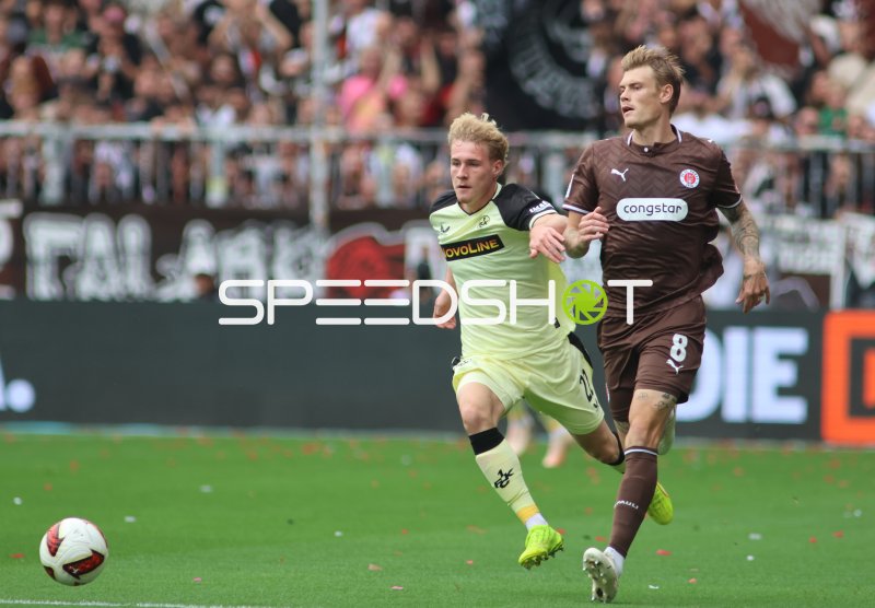 Mika Haas (#22; 1. FC Kaiserslautern) im Zweikampf mit Samuel Klein (#8; FC St. Pauli)