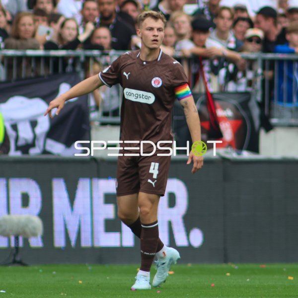 David Nemeth (#4; FC St. Pauli) im Spielgeschehen am Millerntor