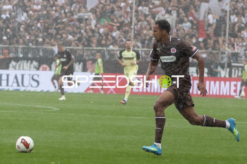 Yousoupha Niang (#7: FC St. Pauli) im Lauf auf den Ball im Millerntor-Stadion