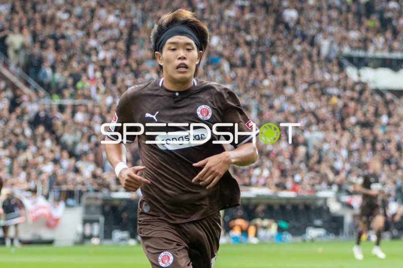 Tomoya Ando (FC St. Pauli) läuft im Millerntor-Stadion