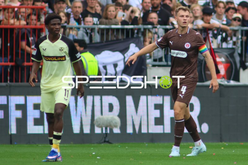 Ibrahim Kanaté (#11; 1. FC Kaiserslautern) und David Nemeth (#4; FC St. Pauli) im Duell