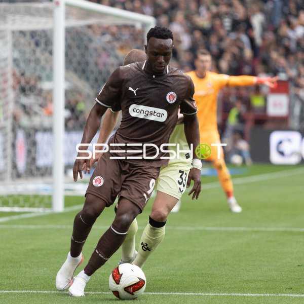 Abdoulie Ceesay (FC St. Pauli) im Zweikampf am Millerntor