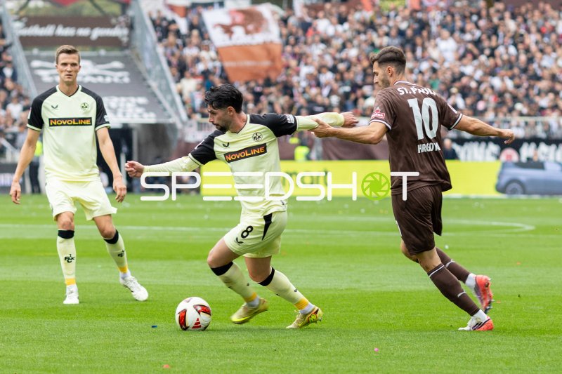 Semih Şahin (#8; 1. FC Kaiserslautern) im Zweikampf gegen Branimir Hrgota (#10; FC St. Pauli)