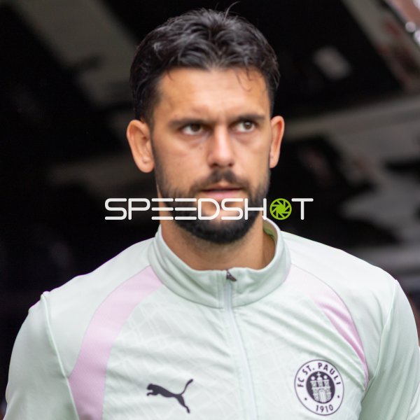 Dimitar Mitov (FC St. Pauli) beim Einlaufen ins Millerntor-Stadion