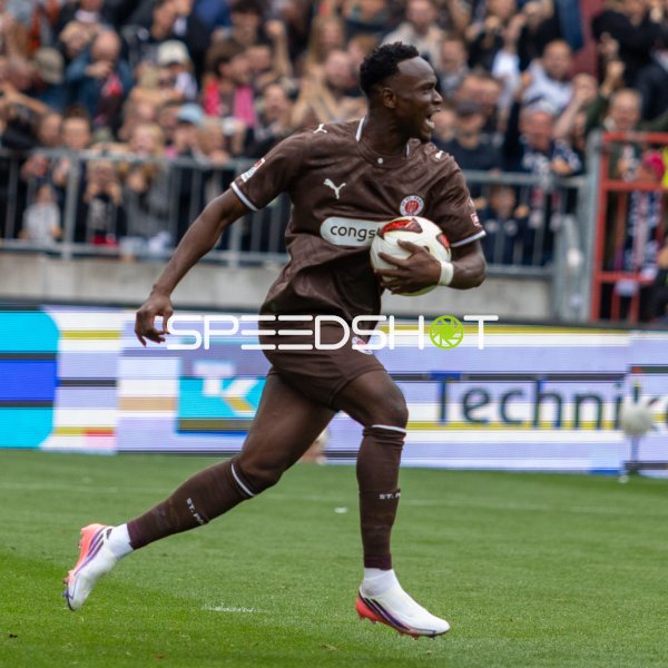 Abdoulie Ceesay (#9; FC St. Pauli) jubelt mit dem Ball