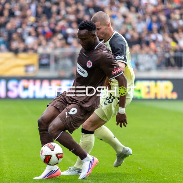 Abdoulie Ceesay (#9; FC St. Pauli) im Zweikampf gegen Jan Elvedi (#33; 1. FC Kaiserslautern)