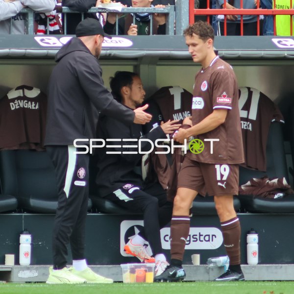 Martijn Kaars (#19; FC St. Pauli) an der Seitenlinie im Gespräch