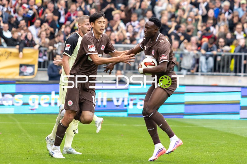 Abdoulie Ceesay und Taichi Hara feiern Tor für FC St. Pauli