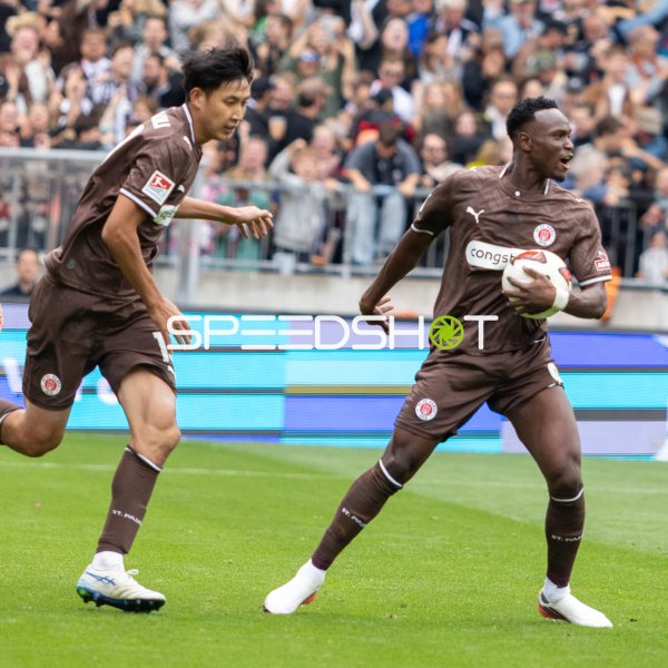 Abdoulie Ceesay (#9; FC St. Pauli) jubelt mit Ball nach Tor