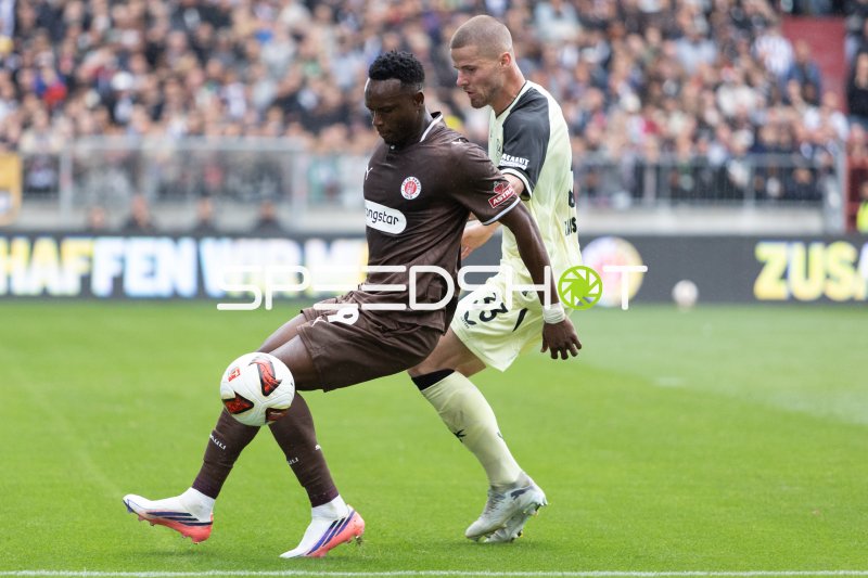Abdoulie Ceesay (#9; FC St. Pauli) im Zweikampf mit Jan Elvedi (#33; 1. FC Kaiserslautern)