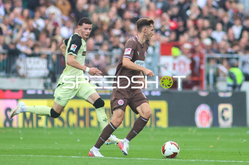 Erencan Yardımcı (#17; 1. FC Kaiserslautern) verfolgt Branimir Hrgota (#10; FC St. Pauli) am Ball