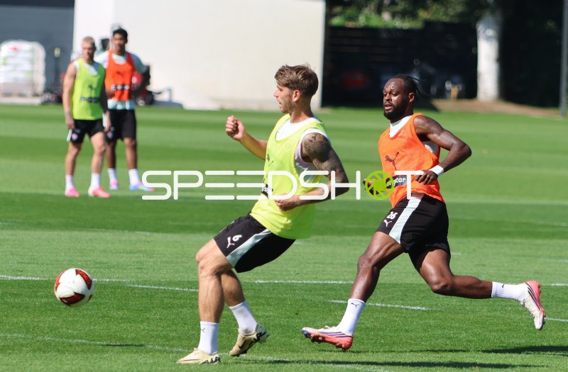 Ricky-Jade Jones im Zweikampf beim Training des FC St. Pauli