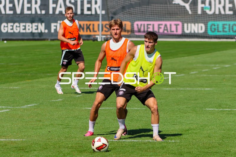 Erik Ahlstrand und Arkadiusz Pyrka im Zweikampf beim FC St. Pauli Training
