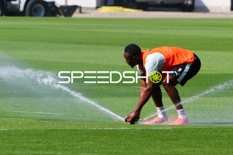 Abdoulie Ceesay (#9; FC St. Pauli) dreht Rasensprenger ab