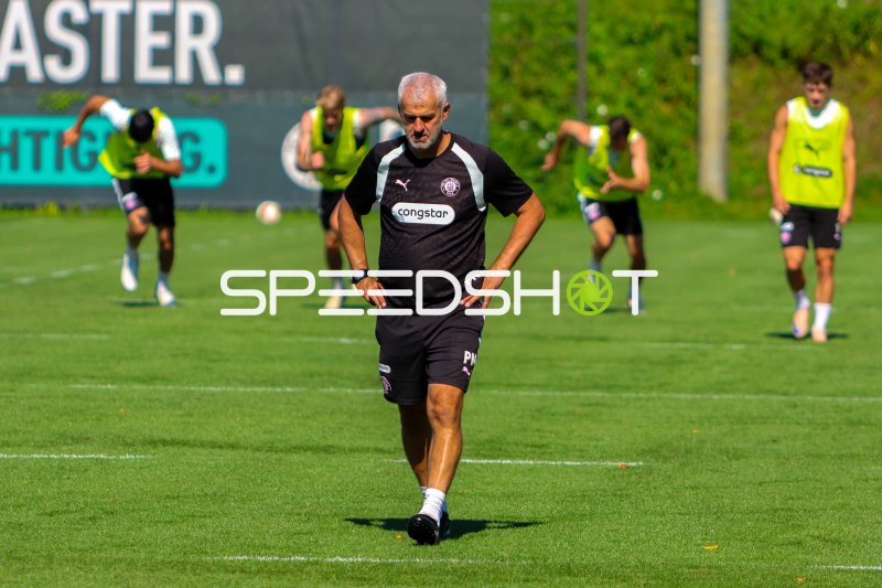 Peter Nemeth (Co-Trainer; FC St. Pauli) beobachtet das Training in Hamburg
