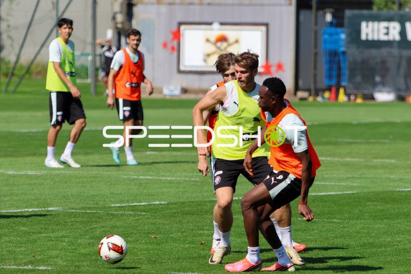 Marcus Mathisen im Zweikampf beim Training des FC St. Pauli