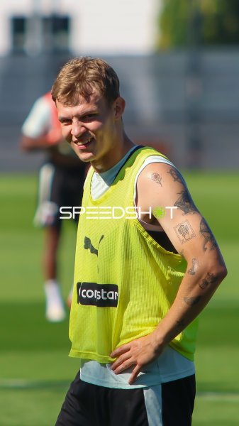 David Nemeth beim Training des FC St. Pauli in Hamburg